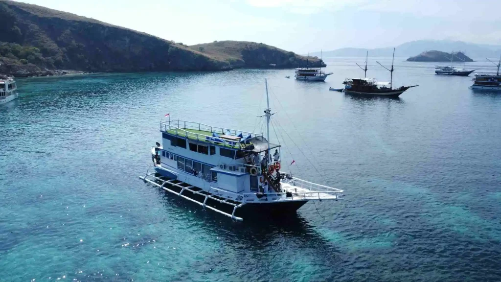 3 Island Exterior Phinisi Boat Charter | Komodo Luxury