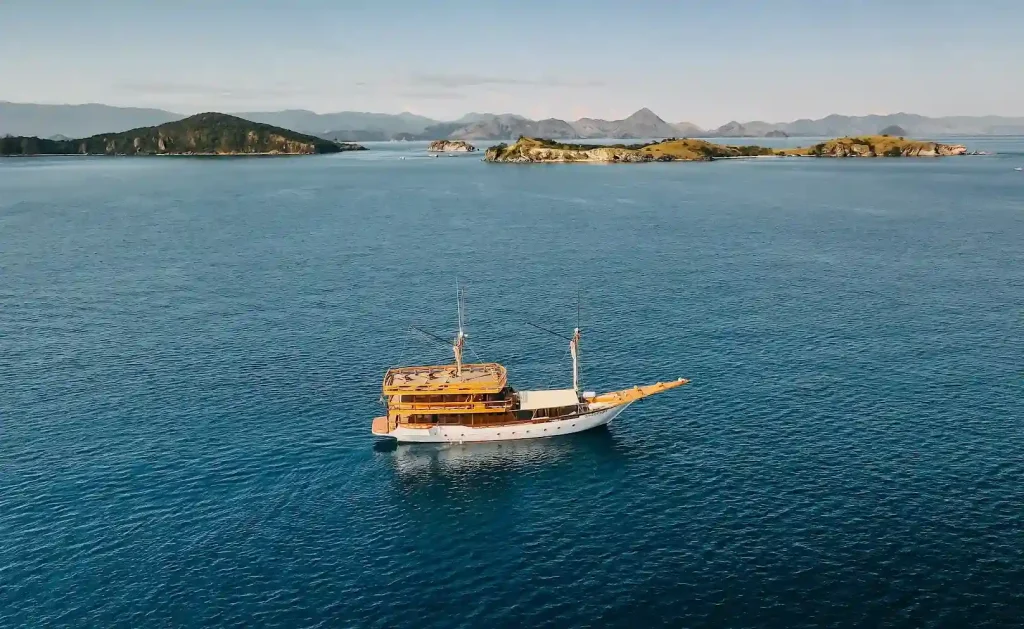 Andamari Phinisi Boat Charter | Andamari Phinisi Exterior | Komodo Luxury