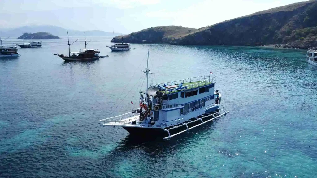 3 Island Exterior Phinisi Boat Charter | Komodo Luxury
