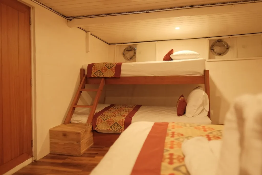 Magika Family Cabin Bathroom | Magika Phinisi Boat Charter | Komodo Tour | Komodo Luxury