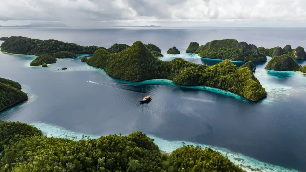 Vela Phinisi Boat Charter Raja Ampat | Exterior | Komodo Luxury
