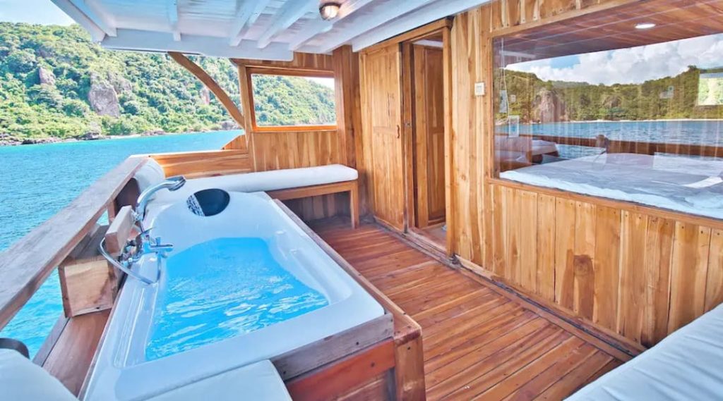 Ocean-view master bathroom aboard the Malca Voyages phinisi