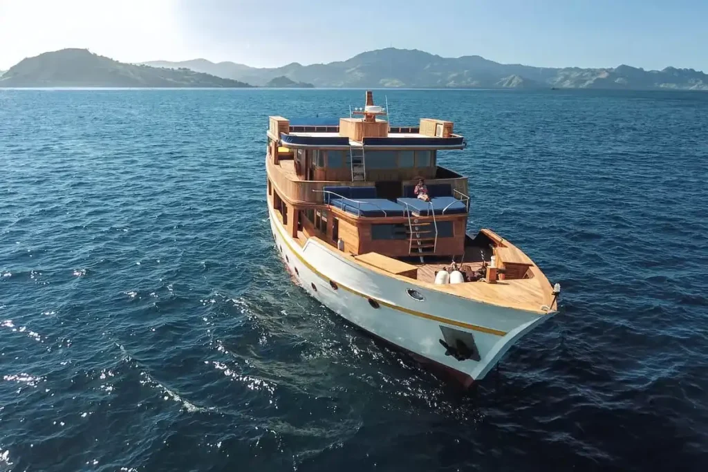 The Magia II phinisi exterior