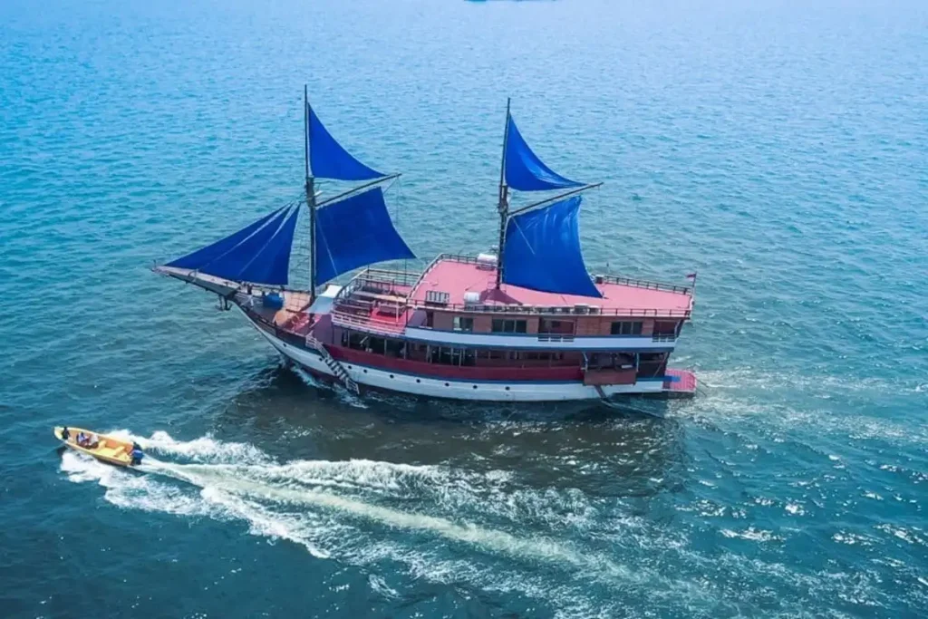 The Mutiara Cruise phinisi exterior profile