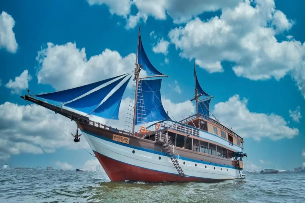 The Mutiara Cruise phinisi under open sail