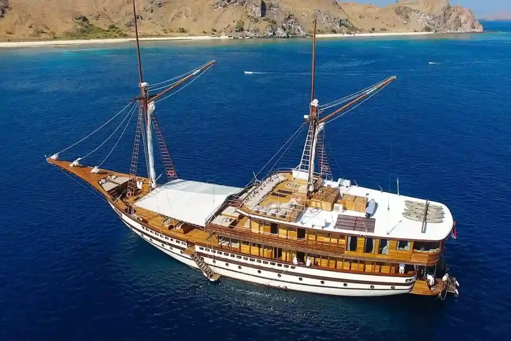 The Prana phinisi underway at sea