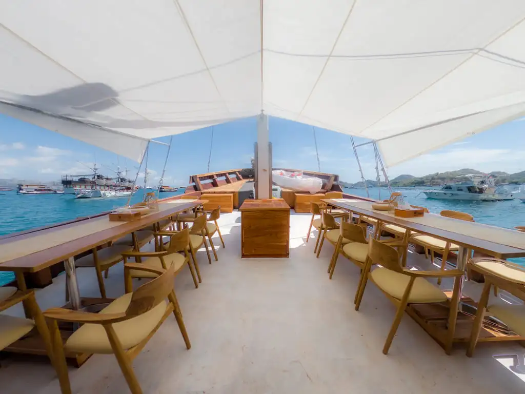 The dining room aboard the Yumana phinisi