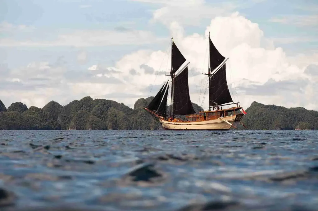 The Silolona phinisi underway off the Indonesian coast